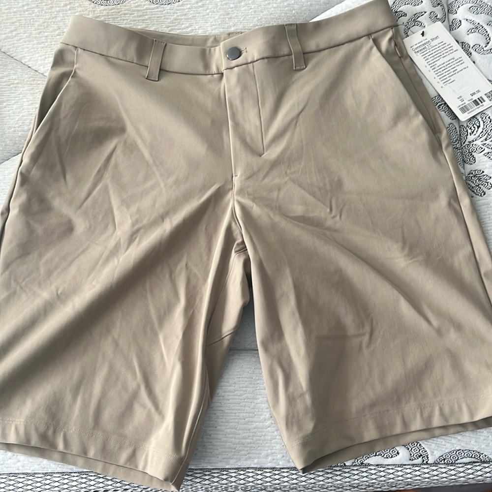 NWT* COMMISSION SHORT RELAX FIT SIZE 11” INSEAM SIZE 32”.